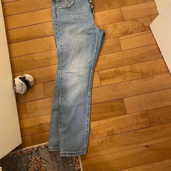 Levi 501 - medium wash 25 waist & 28 length - Picture 4 of 5